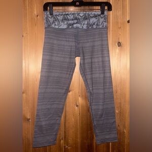 Vuori Cropped Gray Striped Leggings Size Small